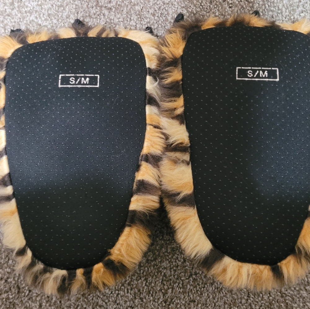 4/$25 Fun House Slippers Used Size s/m Can fit kids and adults - Picture 8 of 10